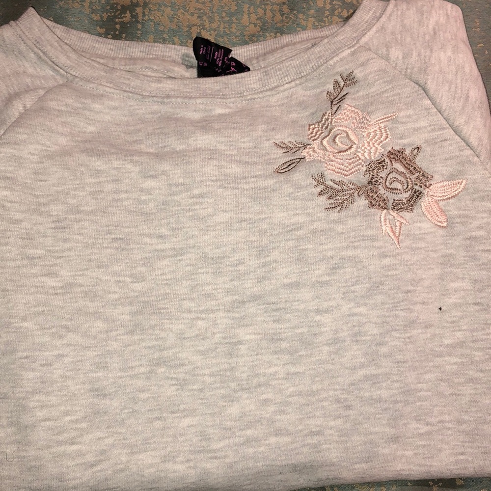 Grey crew neck sweatshirt with flower embroidery